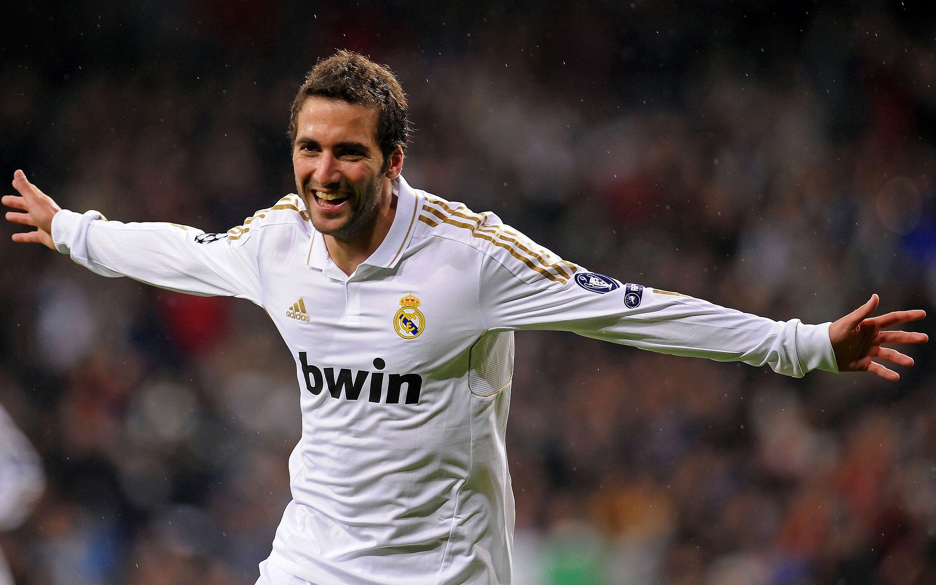 足球球迷为支持球队举行特别活动，聚集人气，足球球迷助威