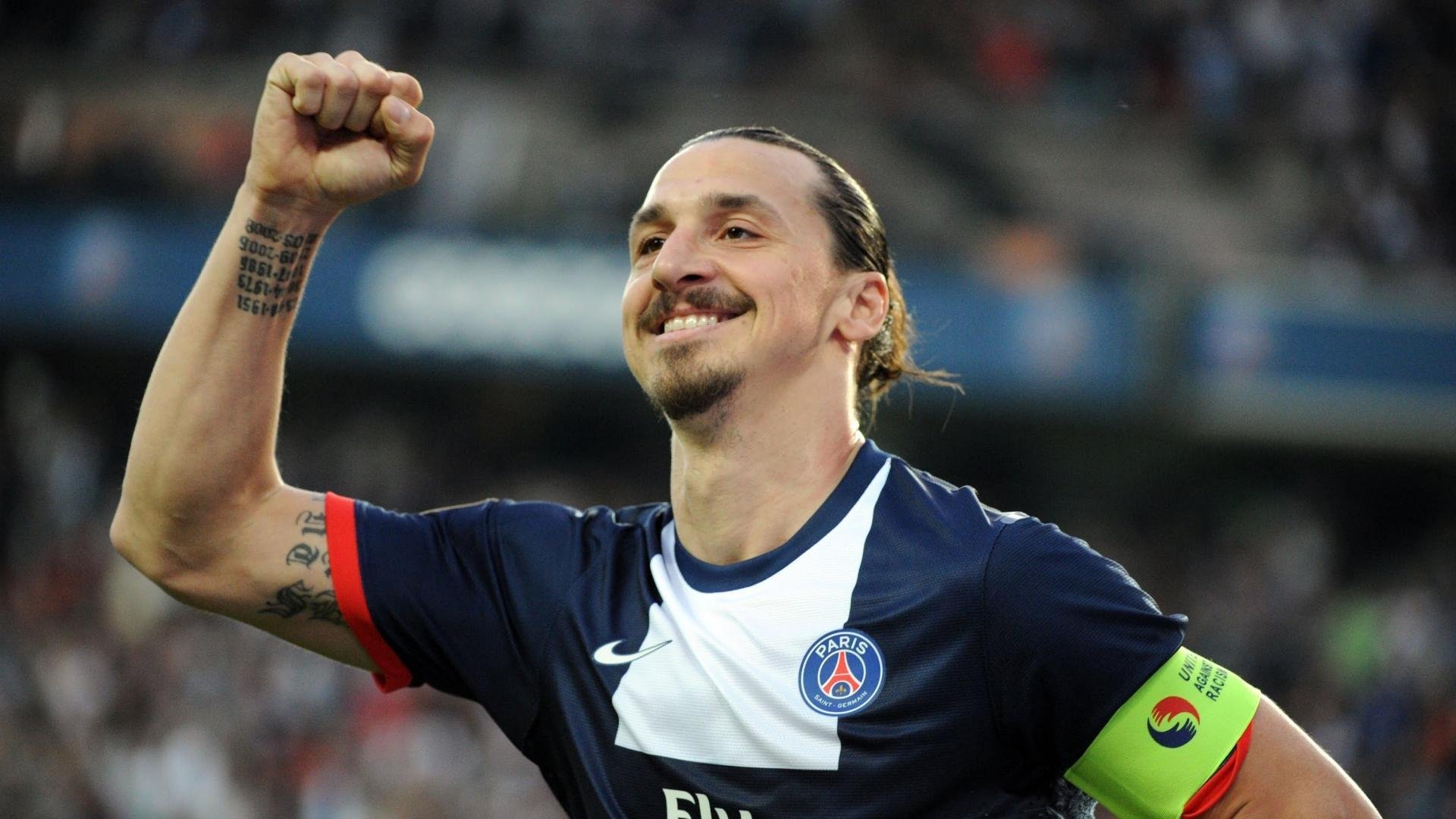 足球球迷为支持球队举行特别活动，聚集人气，足球球迷助威